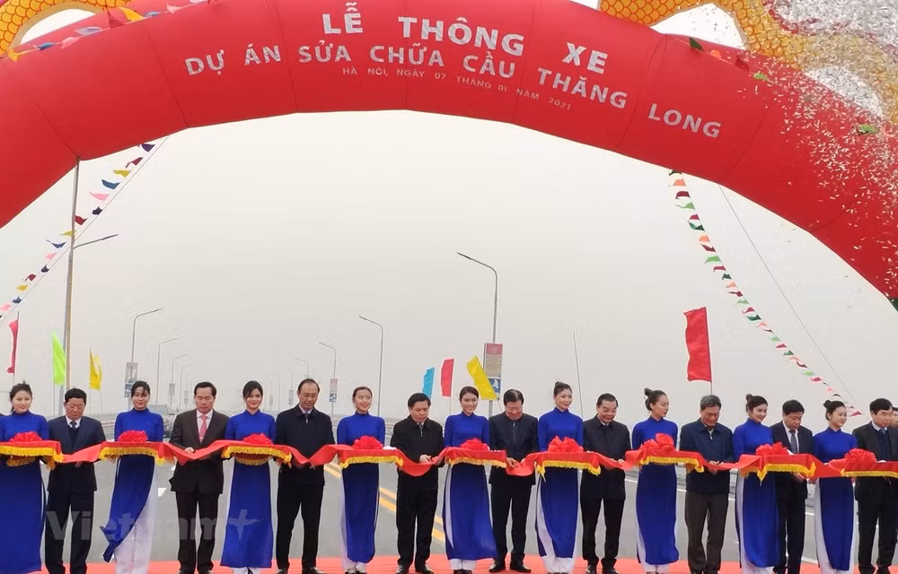 Ouverture au trafic de deux ponts importants à Hanoï et Ho Chi Minh-Ville ảnh 1