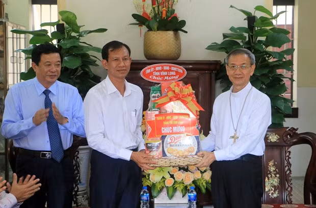 Pâques: félicitations aux catholiques et protestants de Vinh Long ảnh 1