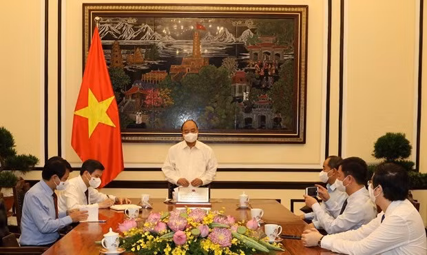 Le président Nguyen Xuan Phuc travaille avec la revue Cong San ảnh 1