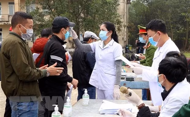 COVID-19 : le Vietnam confirme cinq nouveaux cas de COVID-19 jusqu’au 6 février à 18h ảnh 1