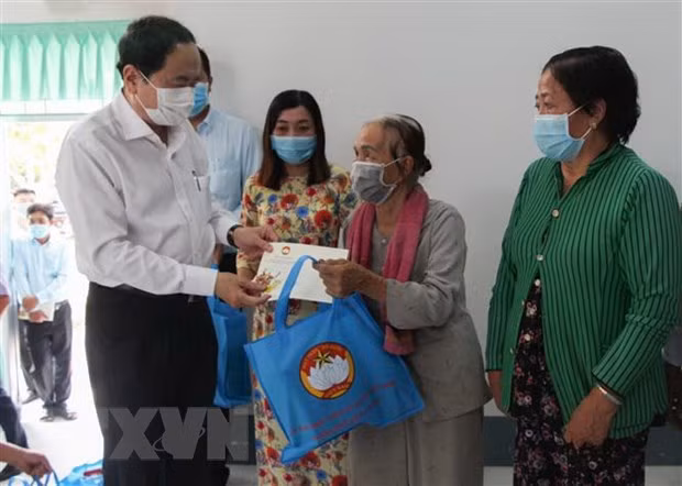 Le président du FPV rend visite à Hau Giang à l’occasion du Têt ảnh 1