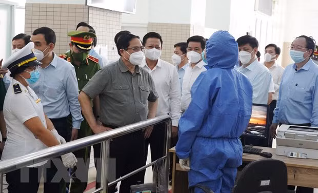 Le Premier ministre inspecte le travail de contrôle du COVID-19 à Ho Chi Minh-Ville ảnh 1