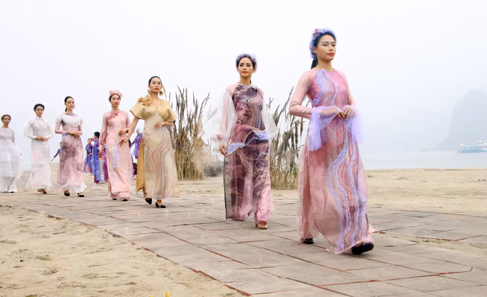 Une exposition sur l’Ao dai Quang Ninh 2022 ảnh 1