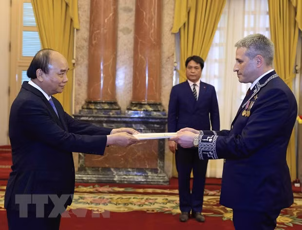 Le président Nguyen Xuan Phuc reçoit les nouveaux ambassadeurs de Biélorussie et d'Égypte ảnh 1