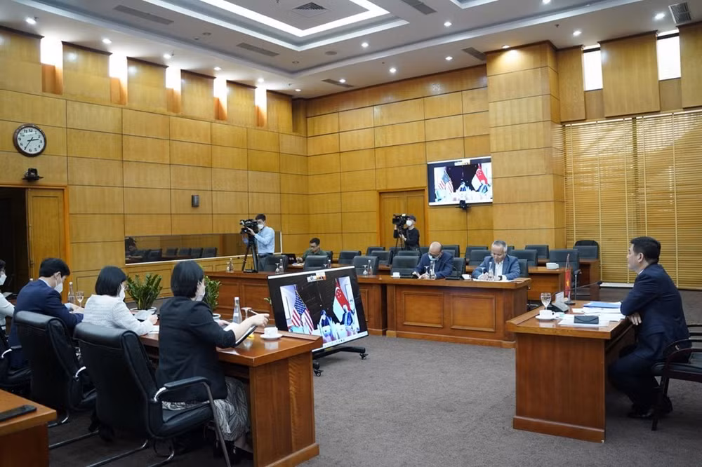 Le Vietnam discute des liens économiques avec Singapour et les États-Unis ảnh 1