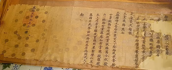 Documents d'ordination royale conservés dans la pagode Vinh Quang à Hai Duong ảnh 2