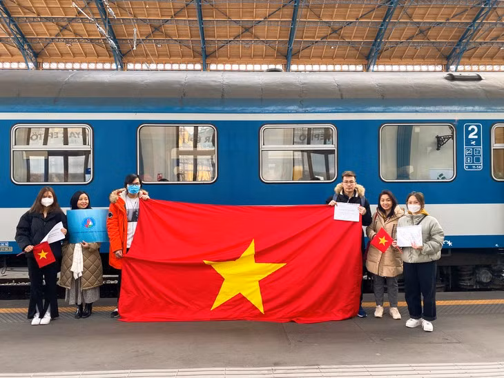 L’accueil chaleureux des jeunes bénévoles aux évacués d’Ukraine ảnh 2