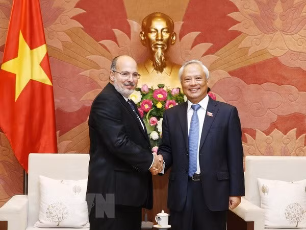 Le vice-président de l’AN Uong Chu Luu insiste sur l'amitié traditionnelle avec Cuba ảnh 1
