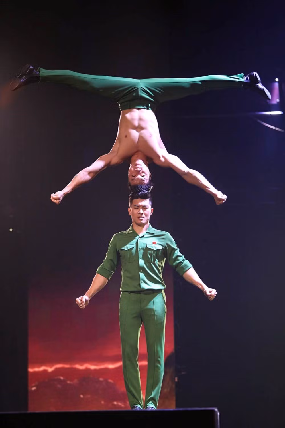 Cirque : deux frères artistes vietnamiens brillent à la finale de Britain's Got Talent ảnh 2