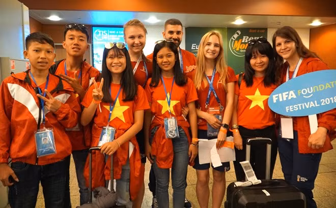 Des enfants vietnamiens participent au festival de football de la FIFA à Moscou ảnh 1