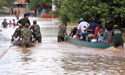 Au chevet des Viet kieu et des Cambodgiens démunis touchés par des inondations ảnh 1