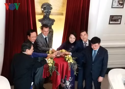 Inauguration d'un buste de Marie Curie à l’Hôpital national d'oncologie ảnh 1