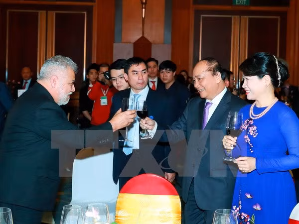 Têt traditionnel: le Premier ministre donne un banquet au corps diplomatique ảnh 1