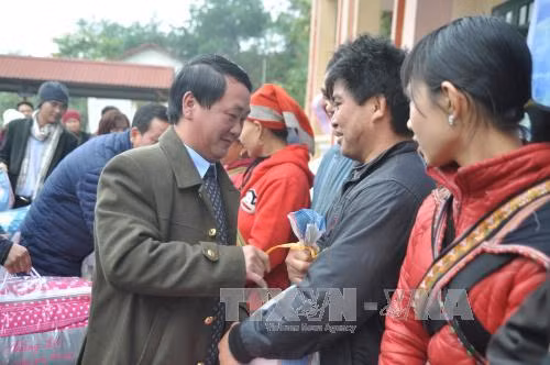 Tet traditionnel : remise des cadeaux aux populations de Sa Pa ảnh 1