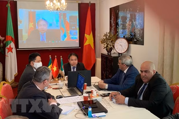 Promouvoir les opportunités d'affaires et d'investissement sur le marché algérien ảnh 1