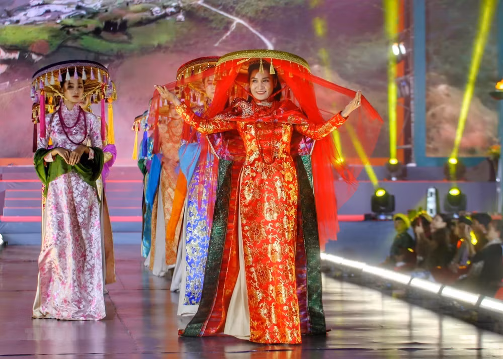 Un défilé de mode met en valeur l'ao dai vietnamien et la soie thaïlandaise ảnh 1
