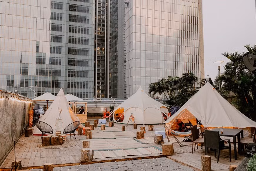 ​Glamping – une nouvelle tendance de vacances des jeunes Hanoïens ảnh 1