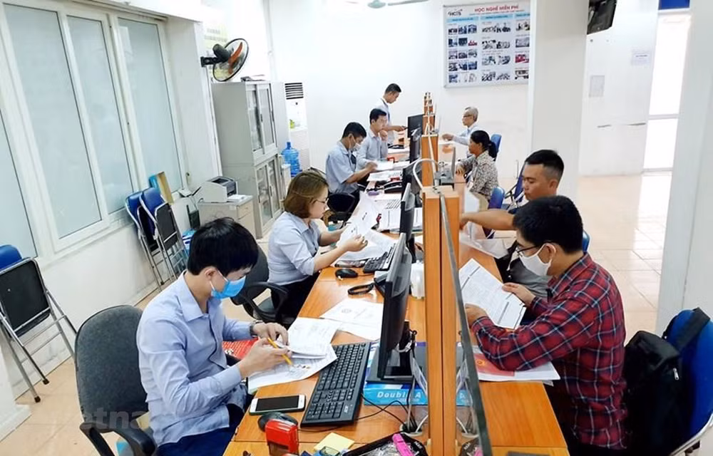 Travailleurs touchés par la pandémie : plus de 370 milliards de dongs d'assurance-chômage versés ảnh 1