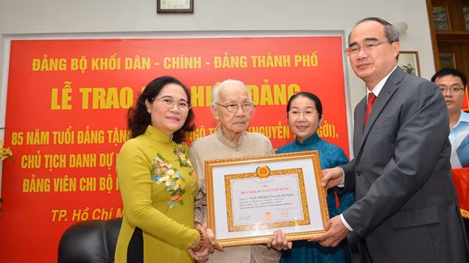 Remise de l'insigne des 85 ans de membre du Parti à l’épouse du secrétaire général Nguyen Van Linh ảnh 1