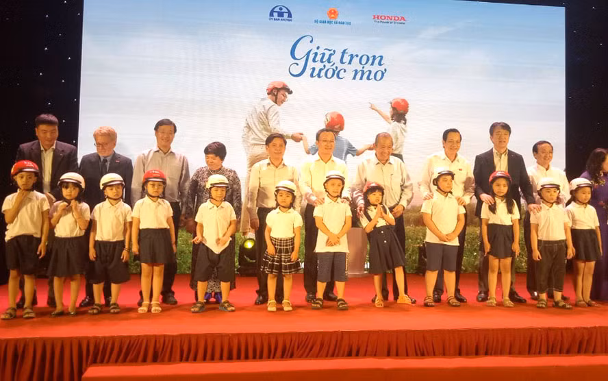 Remise de casques de moto aux élèves de première année ảnh 1