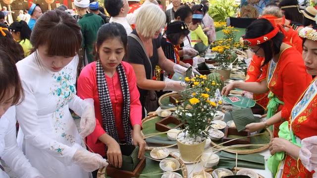 Des touristes étrangers font l’expérience du Têt vietnamien avec le festival du " Banh Chung " ảnh 1 Des touristes étrangers font l’expérience du Têt vietnamien avec le festival du " Banh Chung " ảnh 1
