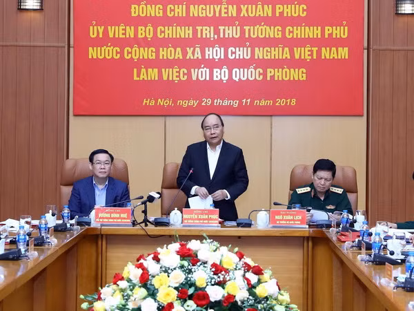 ​ Le PM Nguyen Xuan Phuc travaille avec les dirigeants du ministère de la Défense ảnh 1