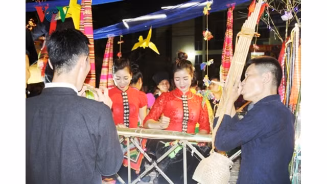 Le chant « giao duyên » des Thai à Muong Lo ảnh 1