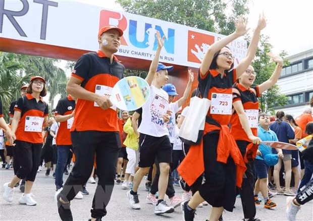 Près de 8.000 participants à la course caritative Fun Run ảnh 1