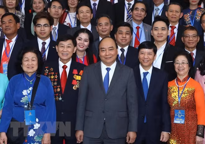  Rencontre du Premier ministre avec des Viet kieu de retour au pays pour le Têt ảnh 1