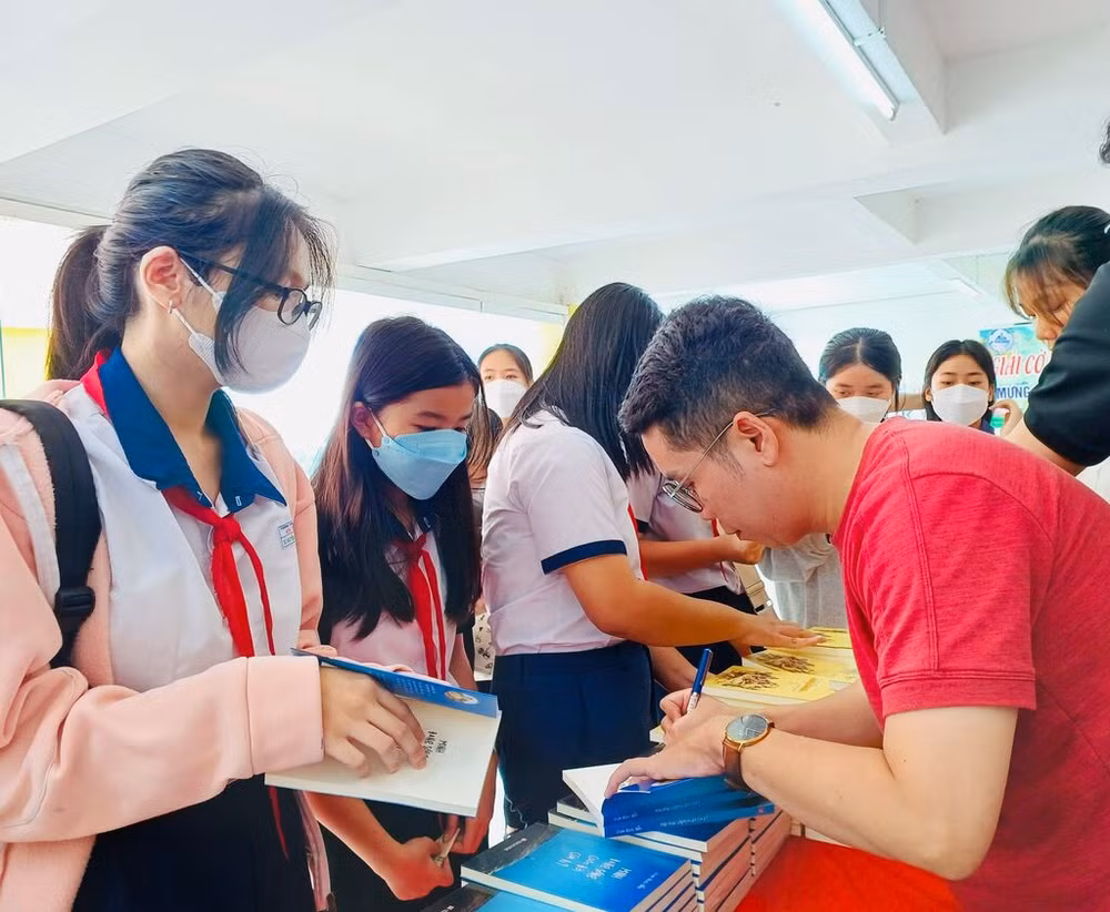 Les élèves embrassent le pouvoir des livres ảnh 2