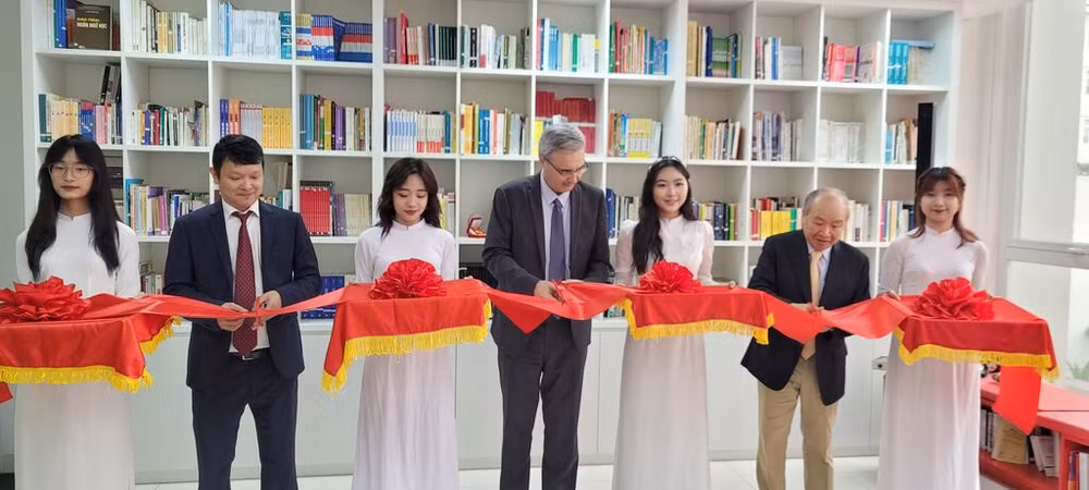 Inauguration d'une bibliothèque francophone à Hanoï ảnh 1
