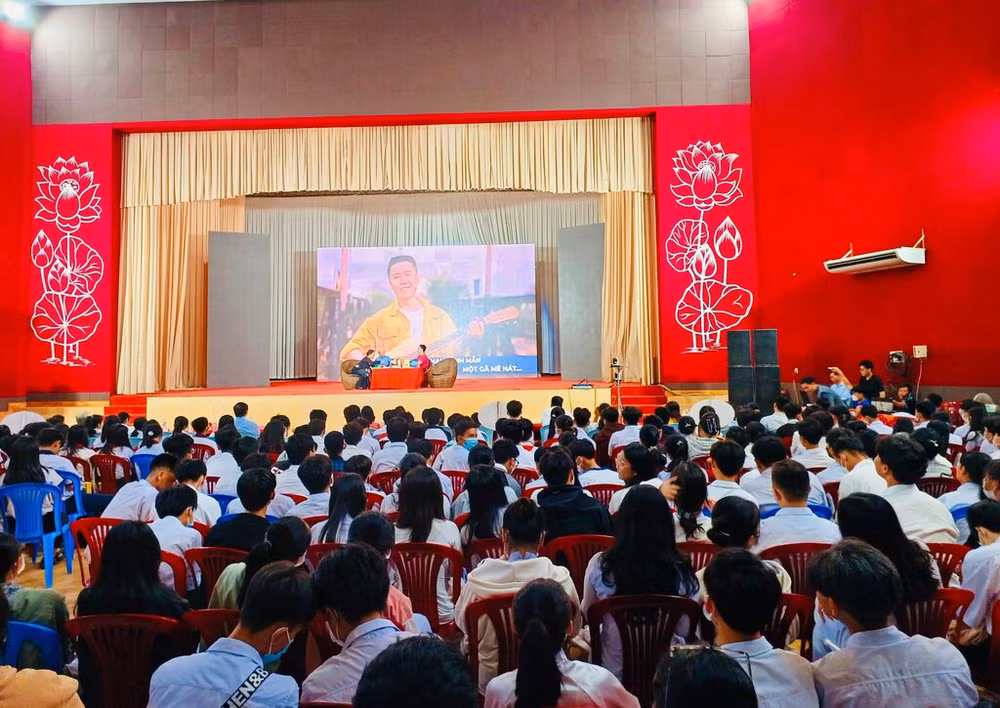 Les élèves embrassent le pouvoir des livres ảnh 1