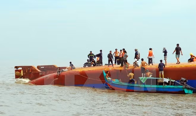 HCM-Ville : un bateau de pêche chaviré, 13 secourus, quatre disparus ảnh 1