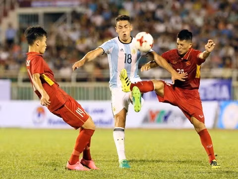 Le match amical U20 Vietnam-Argentine se termine au score 1-4 ảnh 1