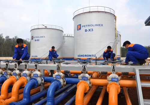 Importation de près de 990.000 tonnes de carburants de R. de Corée en quatre mois ảnh 1