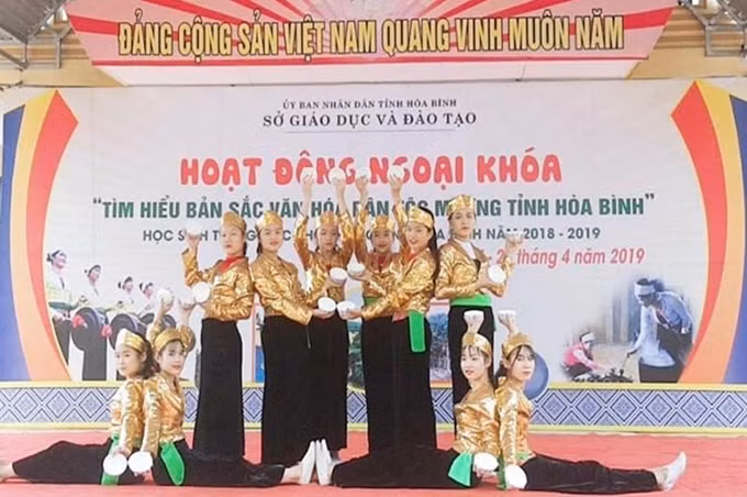 Hoa Binh: Efforts de préservation et de valorisation de la culture traditionnelle dans les écoles ảnh 1