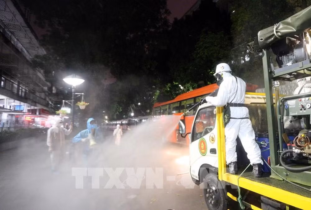 COVID-19 : les contaminations au Vietnam dépassent la barre des 200 ảnh 1