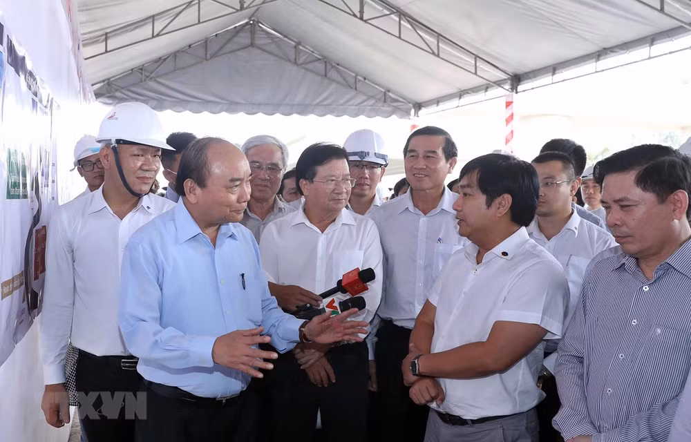 Le PM se rend sur le chantier de l’autoroute Trung Luong-My Thuân ảnh 1