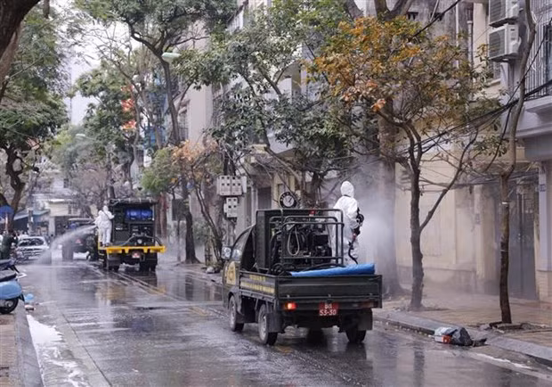 Des rues de Hanoï désinfectées après un nouveau cas de COVID-19 ảnh 1