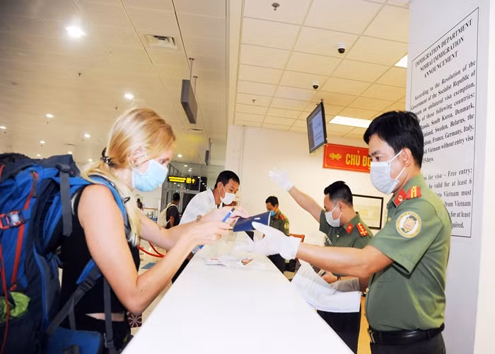 Le Vietnam suspend temporairement l’entrée des étrangers ảnh 1
