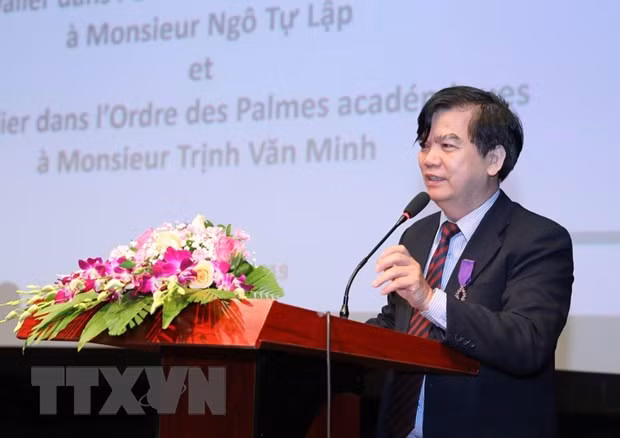 La France décore Ngô Tu Lâp et Trinh Van Minh, deux universitaires vietnamiens ảnh 2