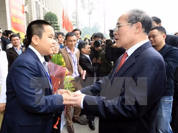 Nguyen Sinh Hung rencontre les jeunes talents du pays ảnh 1