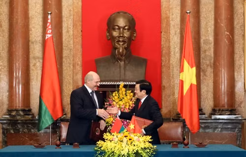 Le président biélorusse termine sa visite d’Etat au Vietnam ảnh 1