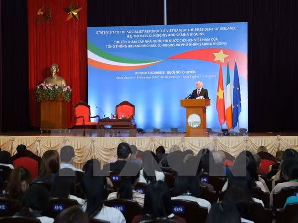 Le Président d’Irlande s’adresse aux étudiants de l’Université nationale de Hanoi ảnh 1