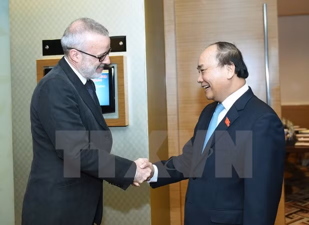 Nguyen Xuan Phuc reçoit les dirigeants de la BAD et de la revue The Economist ảnh 2