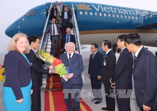 Le président irlandais entame sa visite d'État au Vietnam ảnh 1
