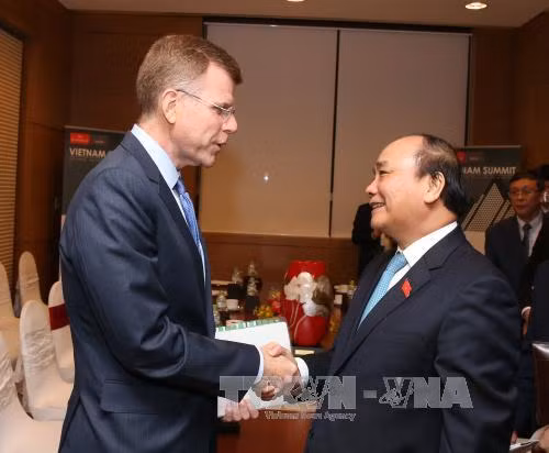 Nguyen Xuan Phuc reçoit les dirigeants de la BAD et de la revue The Economist ảnh 1