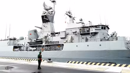Une navire de la Marine royale australienne au port de Cam Ranh ảnh 1