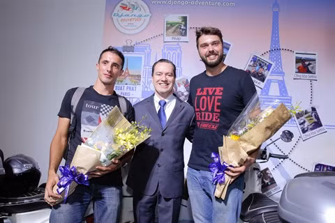Deux aventuriers français au guidon sur 12.000 km, de Paris à Hô Chi Minh-Ville ảnh 2