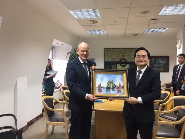 Le Vietnam et le Royaume-Uni souhaitent renforcer leur coopération en matière d'éducation ảnh 1